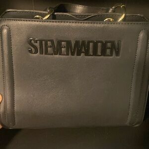 Steve Madden “Bevelyn” crossbody. Almost new.Mini pouch & strap included